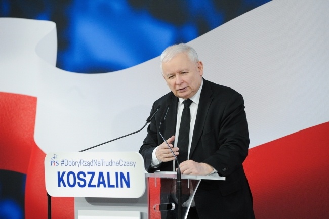 Prezes Prawa i Sprawiedliwości Jarosław Kaczyński podczas spotkania z mieszkańcami Koszalina, fot. PAP/Piotr Kowala