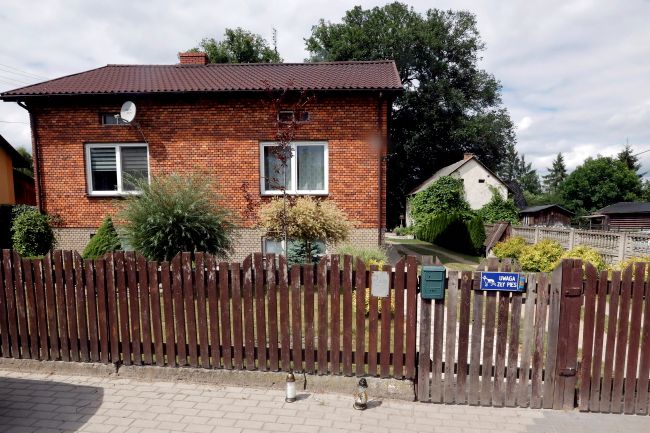 Dom w miejscowości Borowce (pow. częstochowski), w którym w nocy z piątku na sobotę doszło do zabójstwa trzyosobowej rodziny. Fot. PAP/Waldemar Deska