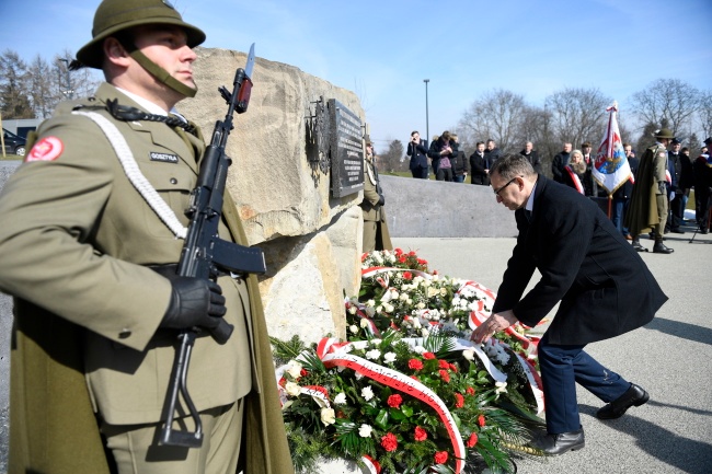 Szef IPN Jarosław Szarek składa kwiaty przed pomnikiem Rodziny Ulmów. Fot. PAP