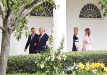 Prezydenci USA i Polski wraz z małżonkami zmierzają do Gabinetu Owalnego. Fot. PAP/Radek Pietruszka