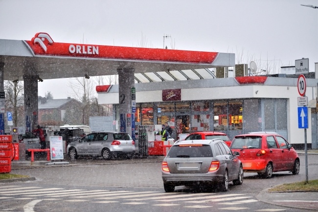 Kolejka samochodów na jednej ze stacji paliw Orlen w Mińsku Mazowieckim, fot. PAP/Przemysław Piątkowski