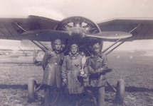 Piloci 112 Eskadry Myśliwskiej z pucharem. K.Pniak pierwszy z lewej.