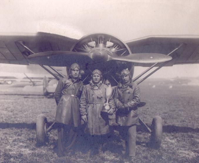 Piloci 112 Eskadry Myśliwskiej z pucharem. K.Pniak pierwszy z lewej.