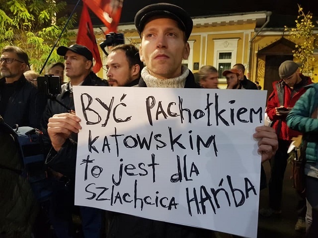 Kilkadziesiąt osób protestowało przed ambasadą RP w Kijowie. Fot. Facebook/Paweł Bobołowicz