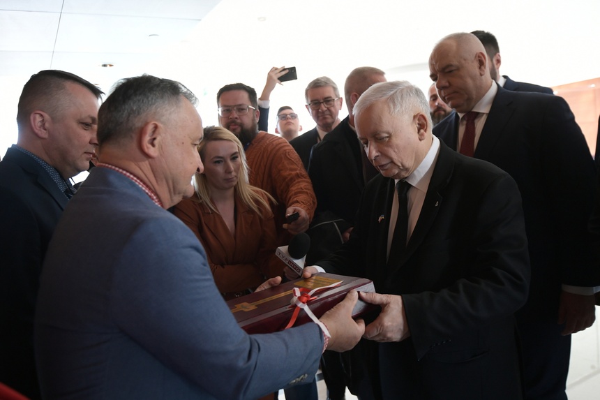 Jarosław Kaczyński (z prawej). Fot. PAP/Marcin Obara