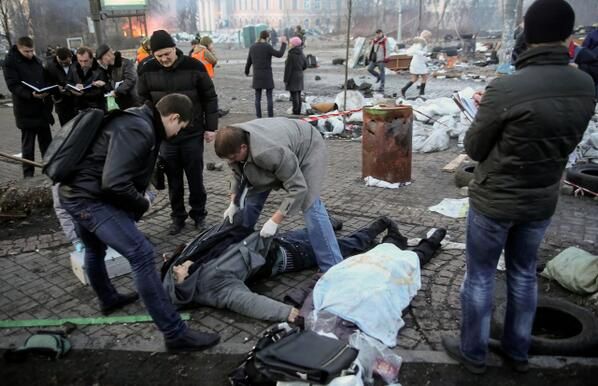 Retweeted by Українська правда
East of Brussels ‏@EastOfBrussels 47m

#Ukraine: civilians covering regime victims yesterday in #