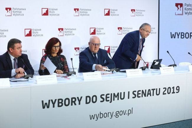 Członkowie PKW podczas konferencji prasowej PKW poświęconej wyborom do Sejmu i Senatu