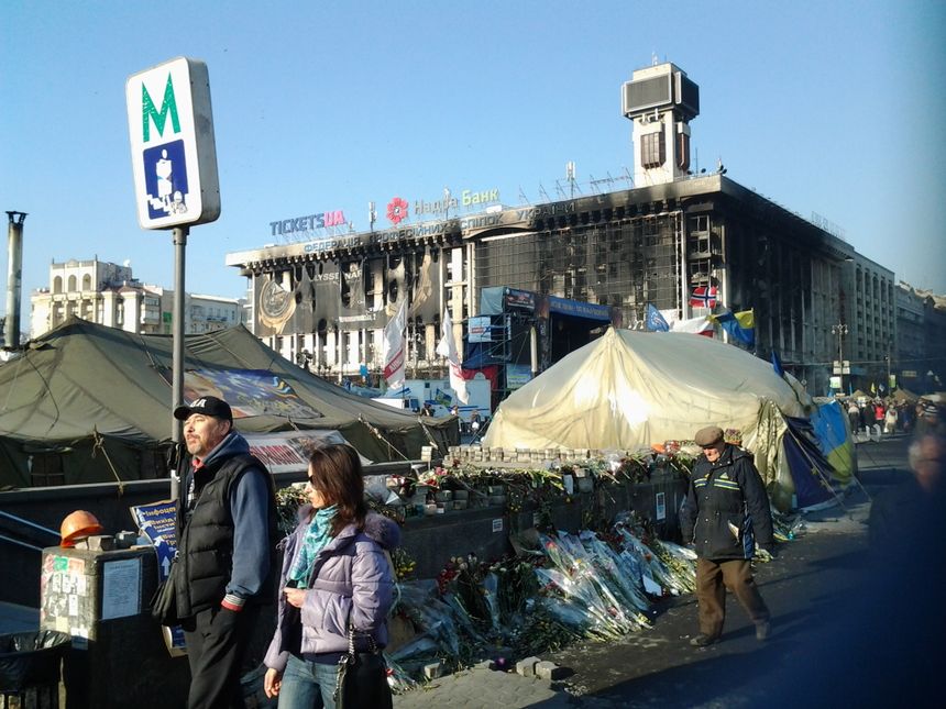Widok ul.Hreszatyk oraz spalonego Budynku zwiazkow zawodowych