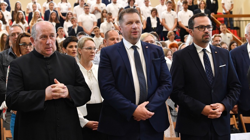 Minister edukacji Przemysław Czarnek wziął udział w inauguracji roku szkolnego w Zespole Szkół Katolickich w Chojnicach. (fot. PAP)