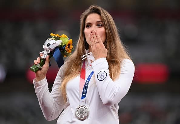 Maria Andrejczyk z medalem Igrzysk w Tokio. Fot: Facebook.com/mm.andrejczyk