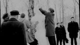 Rok 1960. Krzewiący pornografię w terenie publicznym bezwstydni deprawatorzy, - przyłapani na gorącym uczynku. Ten z teczką po lewej to kapuś, który wezwał milicję. Fot. Janusz Czajkowski