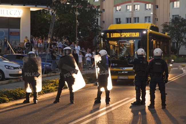 Policja podczas protestu przed Komendą Powiatową Policji na ul. Traugutta w Lubinie, fot. PAP/Aleksander Koźmiński
