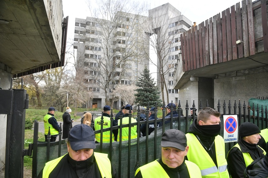 Ochroniarze i funkcjonariusze policji przed kompleksem budynków przy ul. Sobieskiego 100 w Warszawie. Fot. PAP/Radek Pietruszka