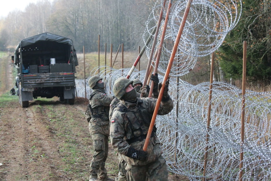 Budowa tymczasowej zapory na granicy z obwodem kaliningradzkim. Źródło: PAP/Tomasz Waszczuk