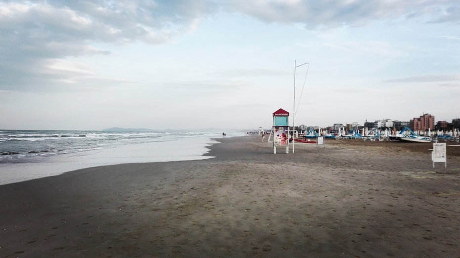 Daliśmy się zwariować izolacji i modzie na pustkę. Włoska plaża w Rimini - bez nadziei czeka na pełnię sezonu turystycznego, fot. K. Radwańska