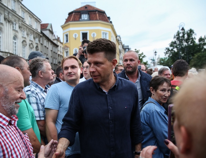 Petru chciał pokazać chamstwo zwolenników PiS. Jego film robi furorę w sieci