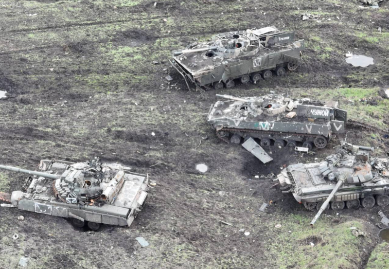 (Rosjanie śpią na czołgach. Fot. Telegram/Ołeksandr Tarnawski)