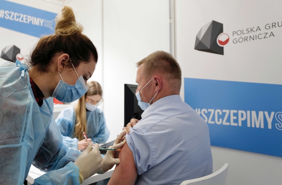 Akcja szczepień na COVID-19 trwa. Fot. PAP/Andrzej Grygiel