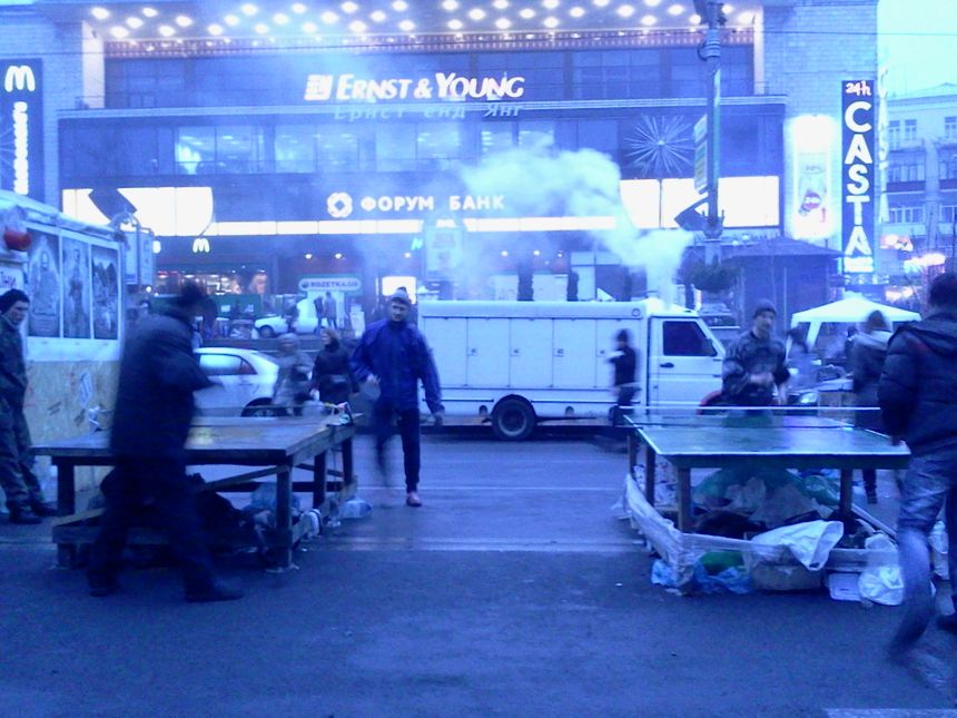 Sportowna rozrywka przy namiotach, obok wejscia do Metra Hreszczatyk
