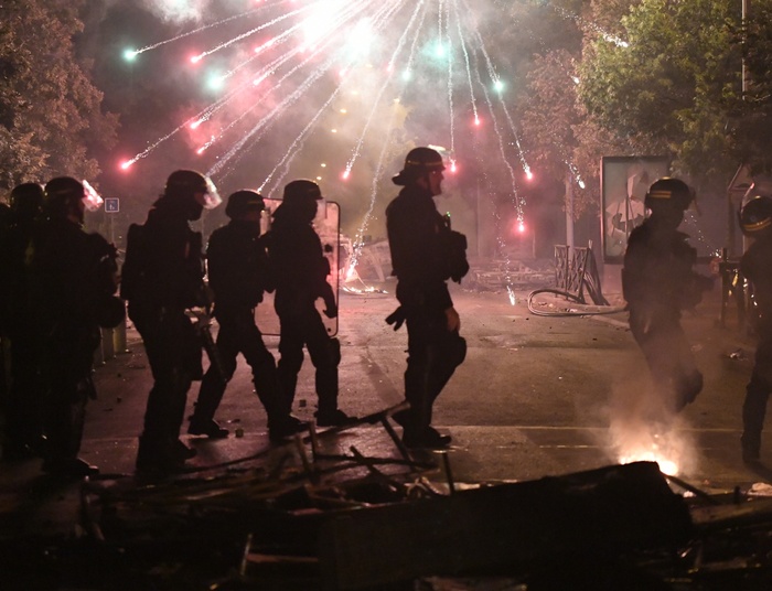 Kolejny dzień ostrych zamieszek we Francji. Mszczą się za śmierć 17-latka