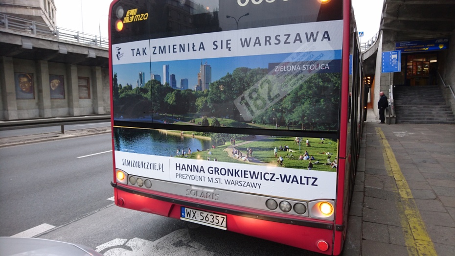 Popsuty autobus, stojący na światłach awaryjnych, obklejony reklamą HGW, fot. z telefonu