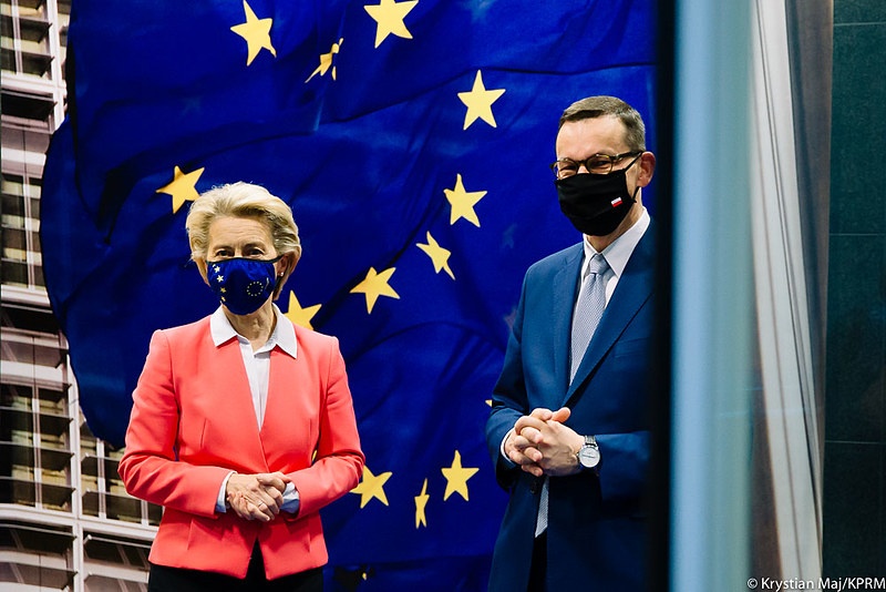 Nadzwyczajny szczyt Rady Europejskiej. Mateusz Morawiecki i Ursula Gertrud von der Leyen. Fot. Flickr/premierrp