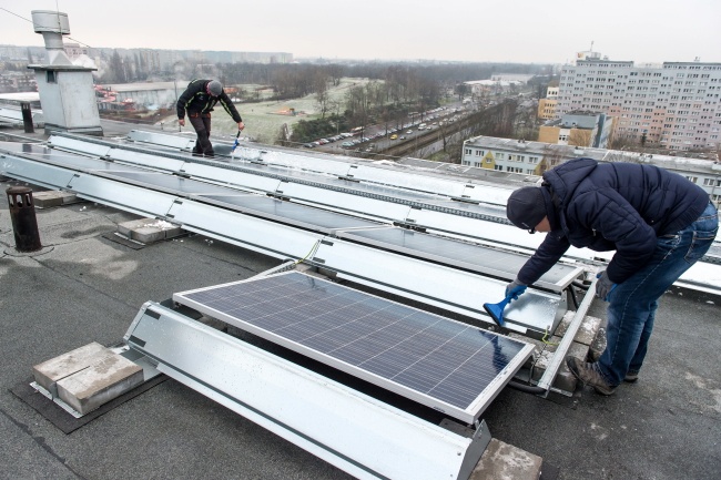Montaż paneli słonecznych na dachach wrocławskich wieżowców. Fot. PAP