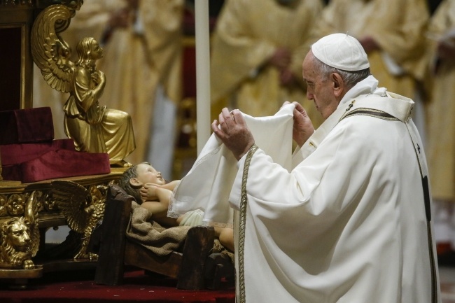 Papież z figurką Dzieciątka podczas pasterki, fot.  PAP/EPA/FABIO FRUSTACI