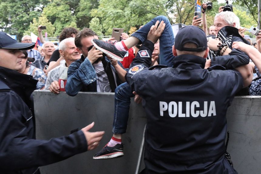 Protest przed Sejmem. fot. PAP/Tomasz Gzell