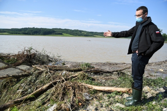 Premier Mateusz Morawiecki na miejscu powodzi w miejscowości Siedleczka (pow. przeworski). Fot. PAP/Darek Delmanowicz