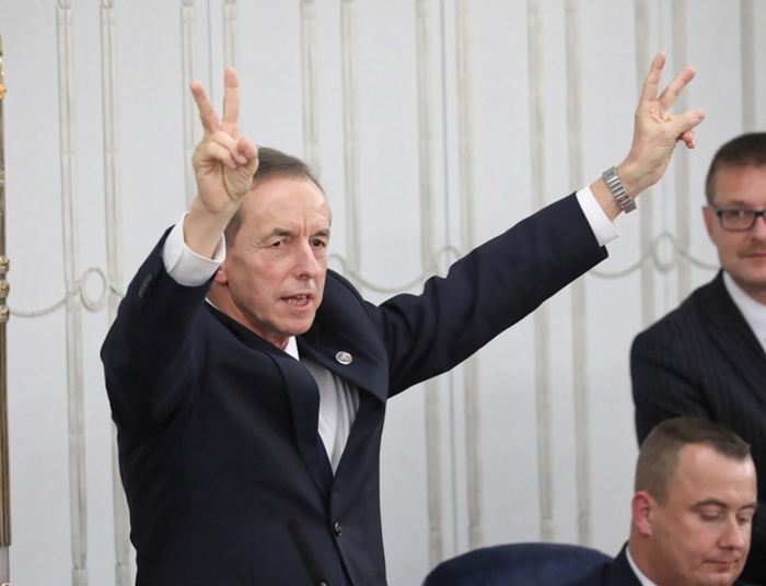 Demokracja ponownie zawitała nad Wisłę .