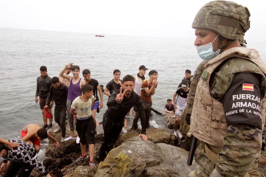 Rząd Pedro Sancheza wysłał wojsko w rejon Ceuty. Fot. PAP/EPA