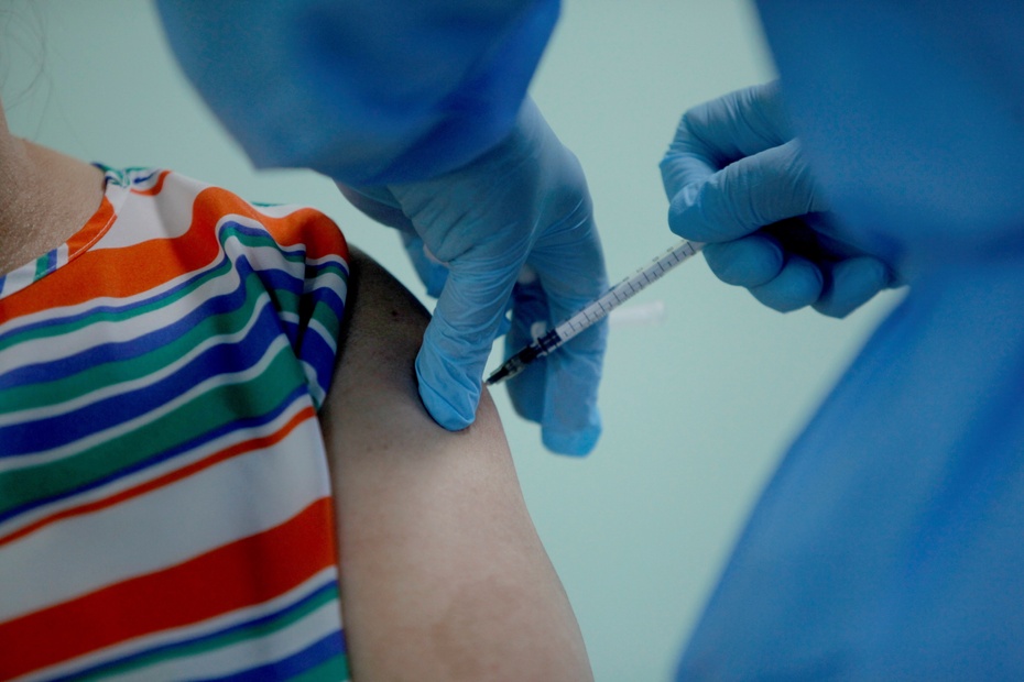Zmiany w regulacjach szczepień na koronawirusa. Fot. PAP/EPA