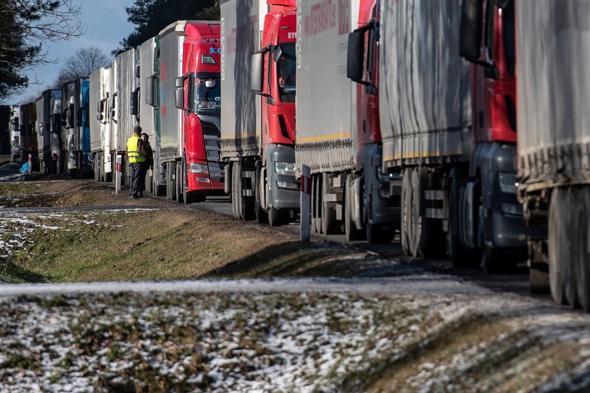 Wielokilometrowa kolejka ciężarówek, oczekujących w Koroszczynie na przekroczenie polsko-białoruskiego towarowego przejścia granicznego Kukuryki-Kozłowicze. Fot. PAP/Wojtek Jargiło