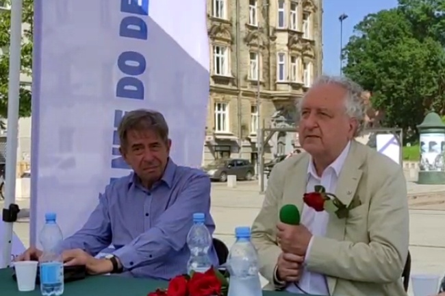 Z lewej prof. Andrzej Zoll, z prawej prof. Andrzej Rzepliński, fot. kadr wideo z debaty