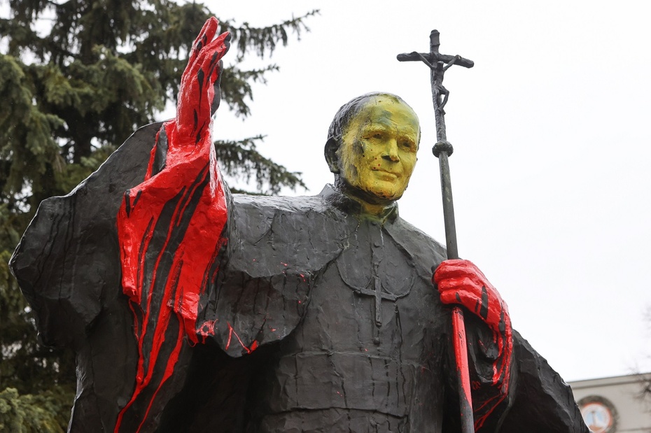Oblany farbą pomnik Jana Pawła II stojący przed bazyliką archikatedralną w Łodzi. PAP/Marian Zubrzycki