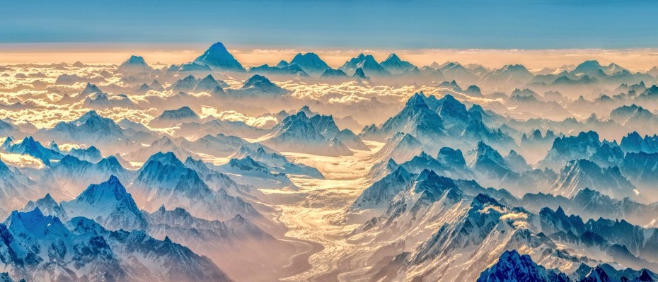 Pas Karakorum (8611 m n.p.m.). Na zdjęciu widać Broad Peak oraz Gasherbrumy. Fot. Twitter/@zibi20201