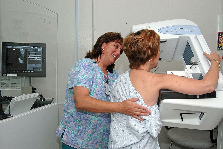 Badanie mammograficzne pomaga wykryć raka piersi, fot. Wikimedia Commons
