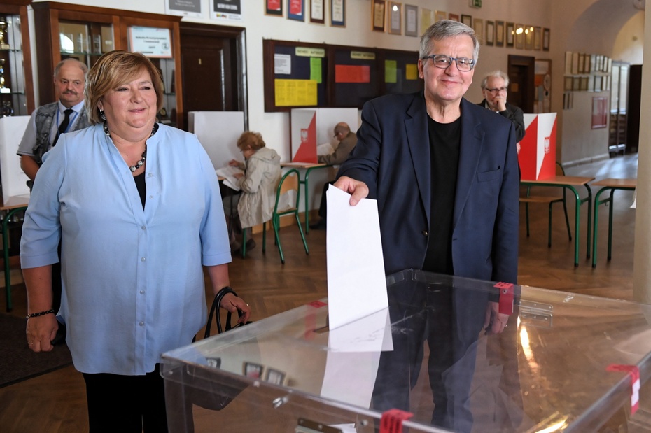 Bronisław Komorowski z żoną Anną w czasie głosowania. Fot. PAP/Radek Pietruszka