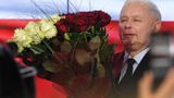 Jarosław Kaczyński z bukietem kwiatów, fot. PAP/Radek Pietruszka