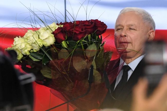 Jarosław Kaczyński z bukietem kwiatów, fot. PAP/Radek Pietruszka