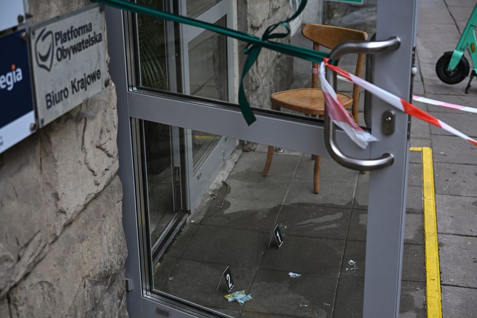 Zabezpieczone ślady przed wejściem do budynku przy ulicy Wiejskiej w Warszawie, w którym znajdują się Biuro Krajowe oraz biura posłów Platformy Obywatelskiej, 17 bm. W piątek 17 października nieznani sprawcy rzucili w kierunku wejścia do gmachu koktajl Mo