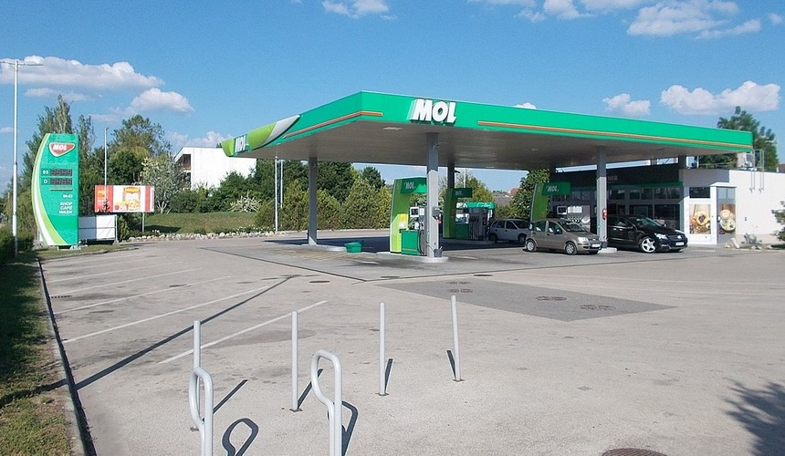Problem z zaopatrywaniem stacji benzynowych na Węgrzech w paliwa. Fot. Wikimedia