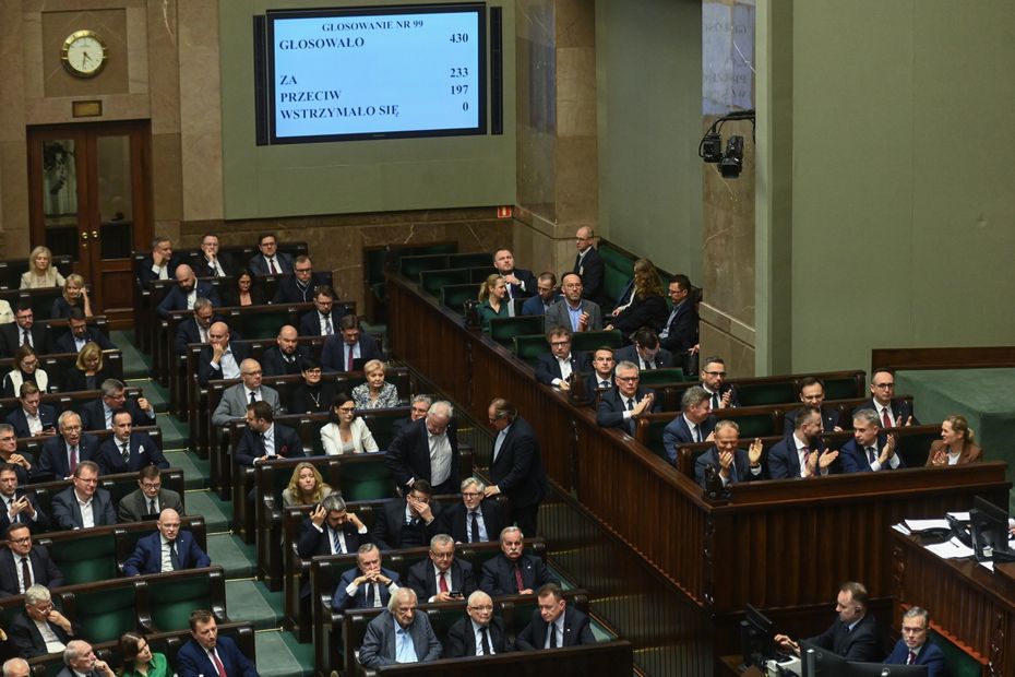 Posłowie na sali obrad Sejmu w Warszawie, 5 bm. Posłowie wysłuchali sprawozdania Komisji Finansów Publicznych o rządowym projekcie ustawy budżetowej na rok 2026. (jm) PAP/Piotr Nowak