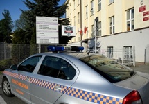 Patrol straży miejskiej przed Zespołem Szkół Ekonomicznych w Rzeszowie. Fot. PAP/Darek Delmanowicz
