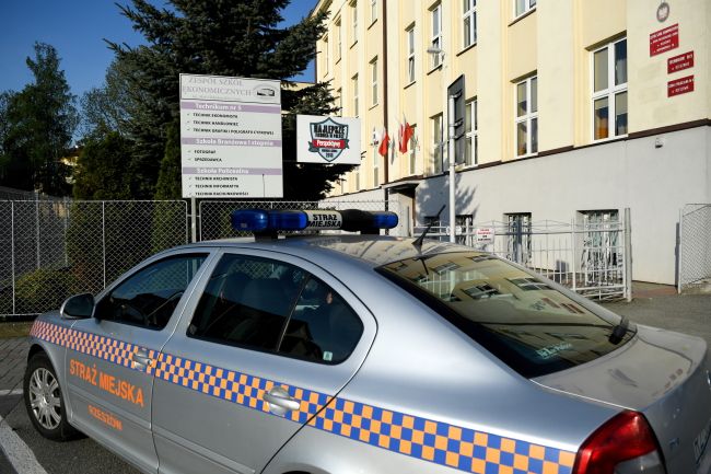 Patrol straży miejskiej przed Zespołem Szkół Ekonomicznych w Rzeszowie. Fot. PAP/Darek Delmanowicz