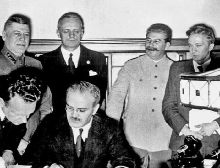 Łukasz Warzecha w jaskini Polifema. O roku 1939