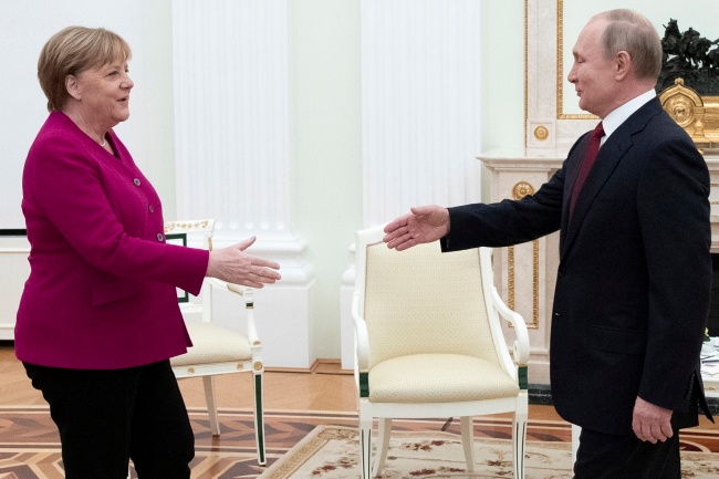Angela Merkel i Władimir Putin. Fot. PAP/EPA