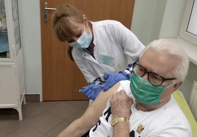 Lech Wałęsa podczas szczepienia przeciwko Covid-19, fot. Facebook/profil Lecha Wałęsy