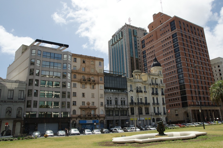 Zróżnicowana zabudowa wokół Plaza Independencia  w Montevideo